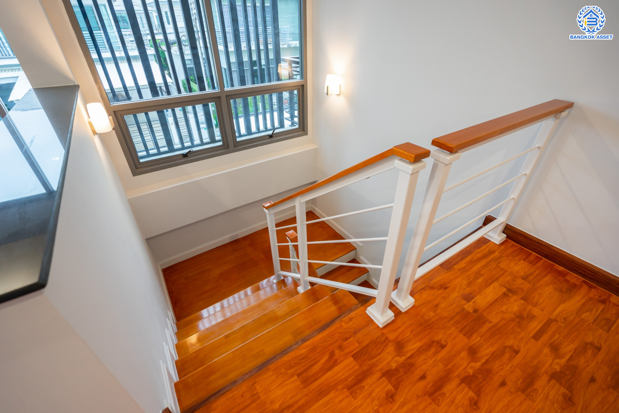 บ้านมือสองตกแต่งใหม่ ม.เพอร์เฟคเพลส แจ้งวัฒนะ บ้านเดี่ยวหลังใหญ่ เนื้อที่ 61.9 ตร.ว. ฟังก์ชัน 3 ห้องนอน 4 ห้องน้ำ 1 ห้องแม่บ้าน จอดรถได้ 2 คัน รองรับทุกการอยู่อาศัย บนทำเลศักยภาพ ใกล้เซ็นทรัลแจ้งวัฒนะ ทางด่วน และรถไฟฟ้าสายสีชมพู "สถานีแยกปากเกร็ด"